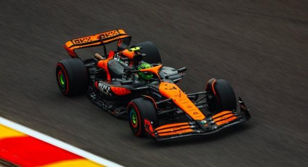 Norris vezetésével McLaren 1-2 Verstappen előtt Spában