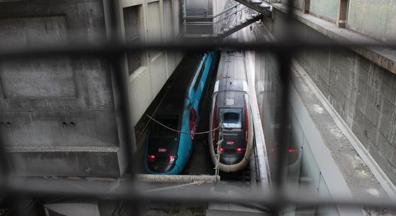 Kígyózó sorok, fegyveresek, üres képernyők: a hvg.hu videója Párizsból a vasúthálózatot ért szabotázsakció után