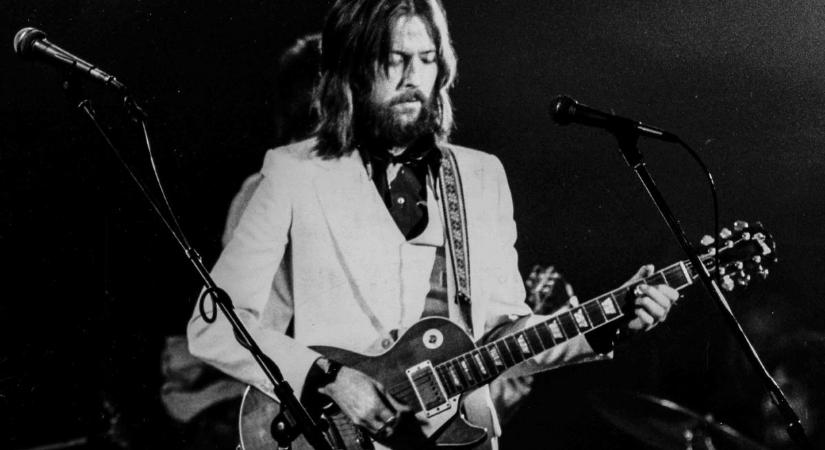 Eric Clapton könnyeivel küzdve búcsúzott mentorától, John Mayalltól - videó