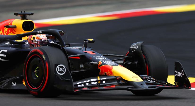 Jól kezdett Verstappen, de a büntetés miatt a versenyre koncentrál