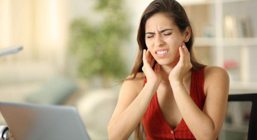 5 dolog, amivel csak feleslegesen terheli az állkapcsát – akár fejfájáshoz is vezethetnek