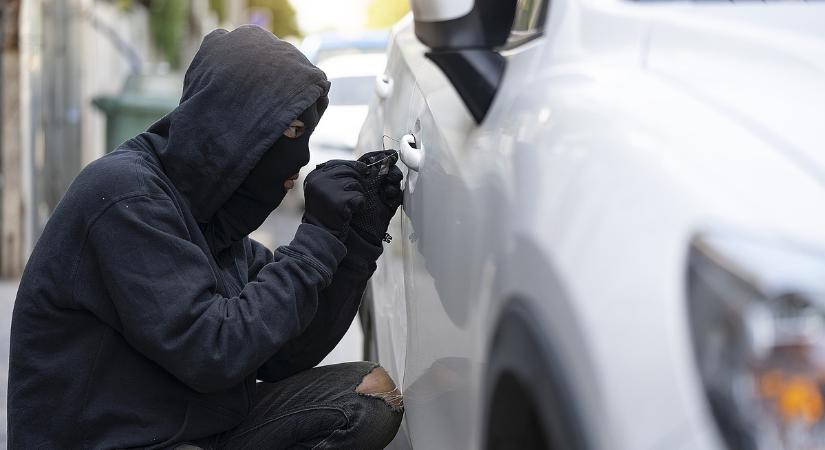 Tanulság a tolvajoknak: ne kössenek el kocsit, ha nem tudnak vezetni