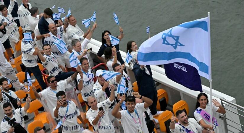 Az Izraeli olimpiai csapat a Szajnán hajózik