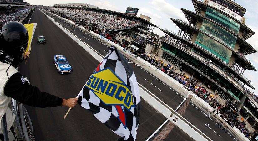 A NASCAR kiállt a megkérdőjelezhető döntése mellett, amely lezárta az indianapolisi futamot