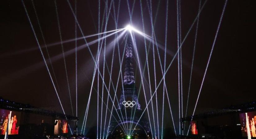 Elrajtolt a párizsi olimpia: megnyitó a Szajnán, láng a város fölött