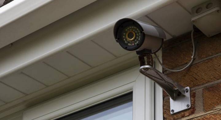 Így léphetsz fel ellene, ha az udvarodat filmezi a szomszéd kamerája