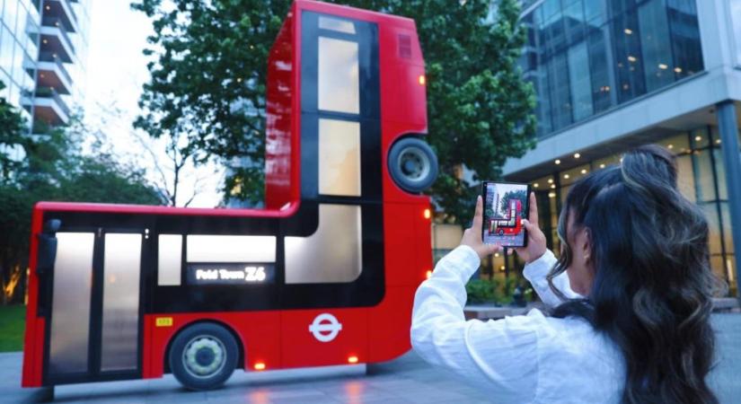 Derékba tört, londoni buszt kapott a Galaxy Z Fold mánia