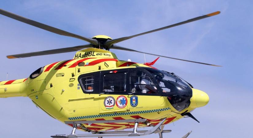 Mentőhelikopter érkezett az M9-esen történt balesethez