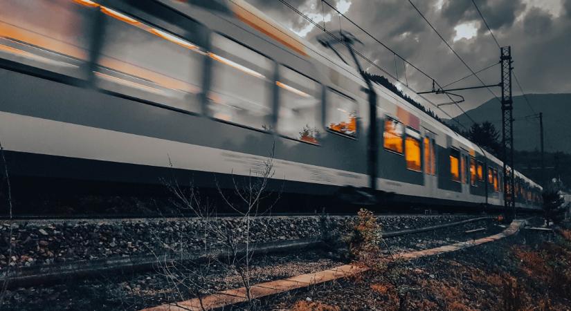 Szörnyű tragédia, óriási késésre lehet számítani: gázolt a vonat Pétfürdő és Hajmáskér között