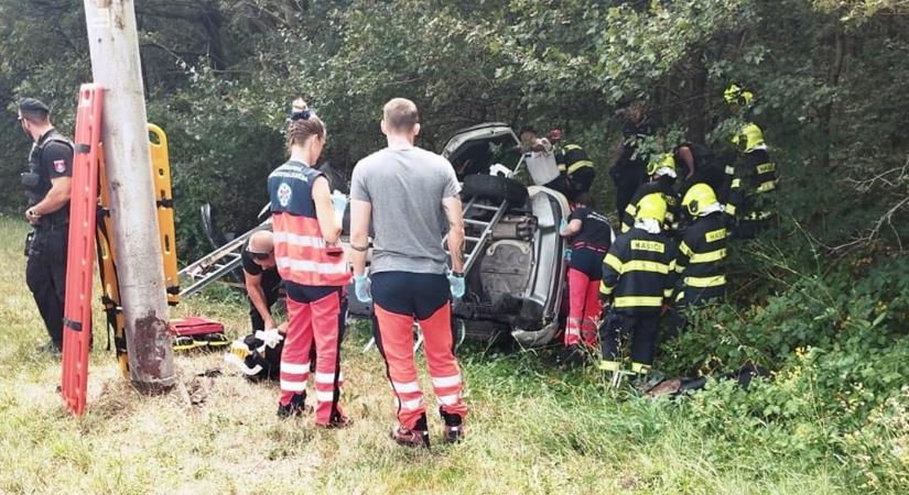 DRÁMAI baleset: Megcsúszott az úttesten és felborult egy rendőrautó Pozsonyban