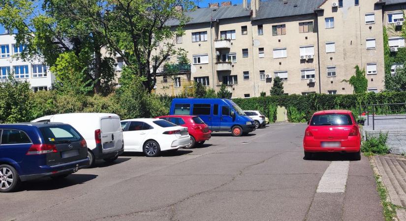 Szorult helyzet egy a Barna utcai parkolóban – ezt üzenik a piros autó sofőrjének!