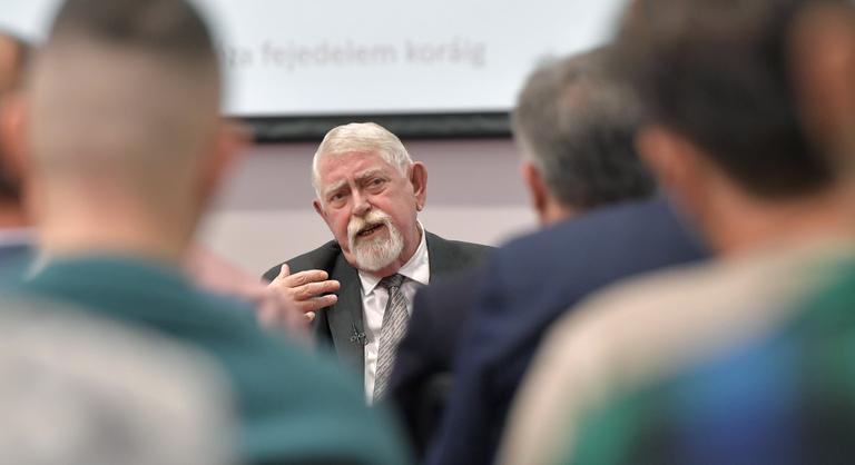 Folytatódik a műtős üzengetés, Kásler Miklós válaszolt a Tisza Párt politikusának