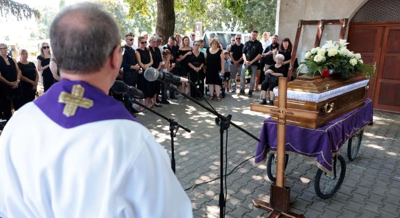 Megtört családtagok és barátok gyűltek össze Simsik Cynthia temetésén - fotók a meggyilkolt kézilabdázó utolsó útjáról