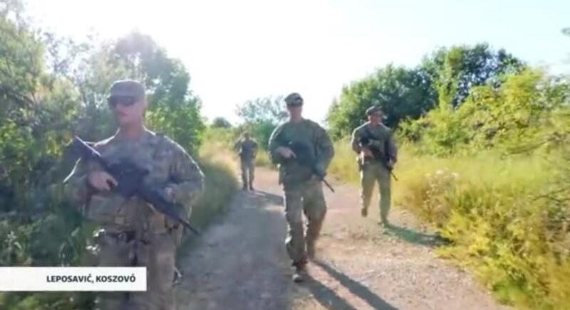 Az eddiginél is több KFOR-katona járőrözik a koszovói–szerb határnál