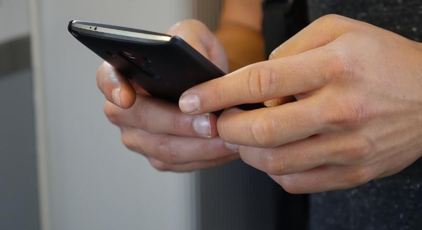 Így kerülheti el, hogy SMS csalás áldozata legyen