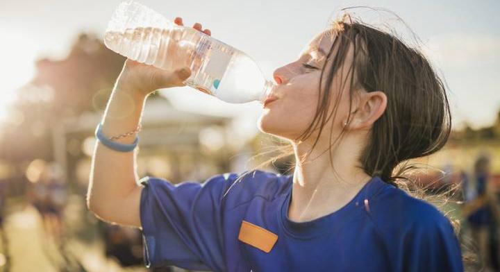 A 9 legsúlyosabb tünete, ha túl sok vizet ittál, és vízmérgezésed van