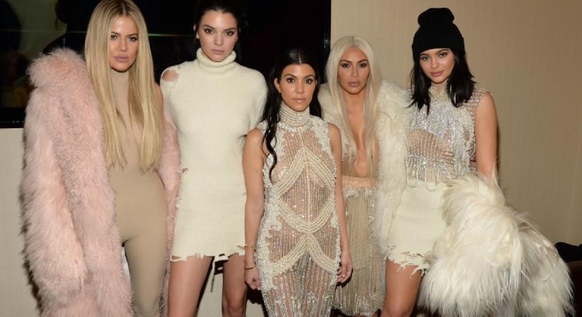 Kínos: filter nélküli képet posztolt a sztáresküvő vendége a Kardashian-lányokról