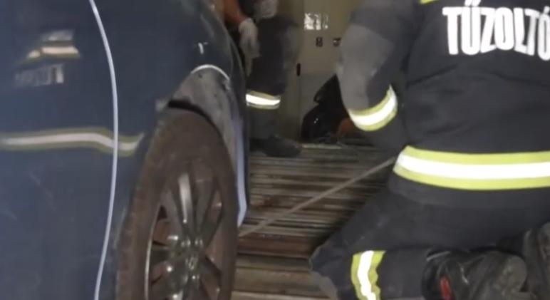 Tolatás közben gázolta el párját egy nő Zuglóban: a tűzoltók szabadították ki az autó alá szorult férfit - videó