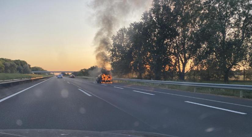 Hatalmas lángokkal ég egy autó az M3-ason: Eger és Füzesabony között történt meg a baj - fotók
