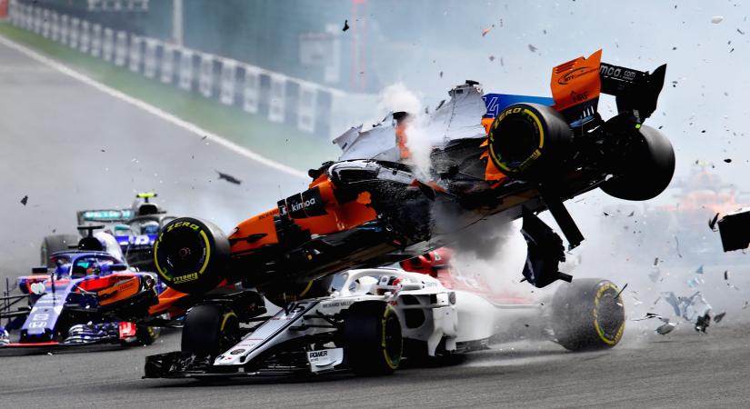Így néz ki egy 500 milliós kárt okozó káoszrajt az F1-ben