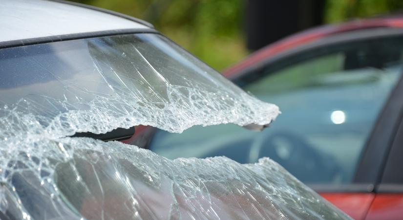 Elképesztő dolog törte be a kocsi szélvédőjét – videó