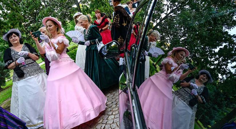 Sztárparádé a füredi Anna-bálon, 120 milliós étkészletből ettek a Balaton legszebb lányai és a vendégek – FOTÓK