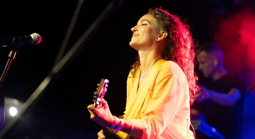 A VÖLGYBŐL HOZTUK: Boldogság van – Farkas Meli, a Gorlo Volka énekesnője (FOTÓK)