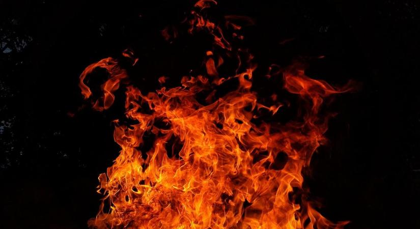 Tűz ütött ki a székesfehérvári lakótelepen: egy fiatal lány kiugrott a negyedik emeleti égő lakásból