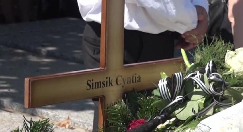 Eltemették a meggyilkolt Simsik Cynthiát, a DVSC egykori játékosát