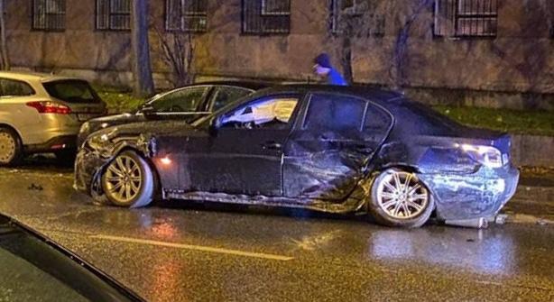 Lelépett a sofőr, miután egy elbénázott drifteléssel összetörte a parkoló autókat Pesterzsébeten
