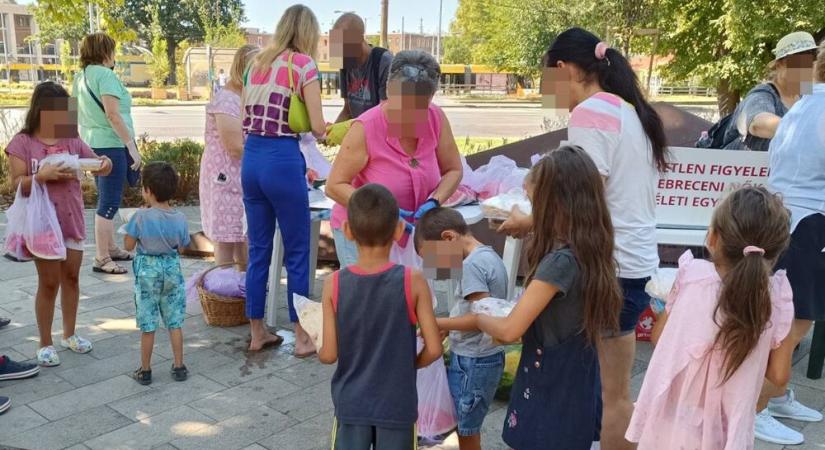 Helyszíni jelentés a láthatatlan Magyarországról – Ételosztás -kéretlenül- Debrecenben