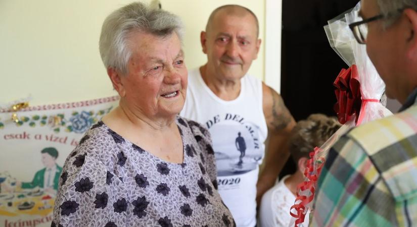 95 évesen is mos, főz, takarít – munka élteti a törökszentmiklósi szépkorút