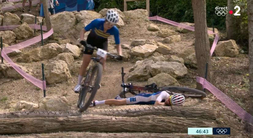 Hatalmasat bukott a francia hegyi kerékpáros, hordágyon hozták le