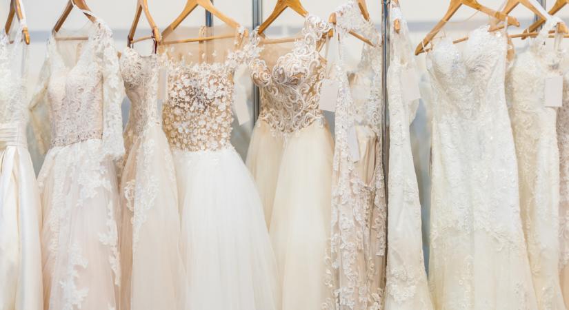 Hogy mutat ugyanaz az esküvői ruha karcsúbb és teltebb alakon? – 3 fazon, aminél nem számít a méret