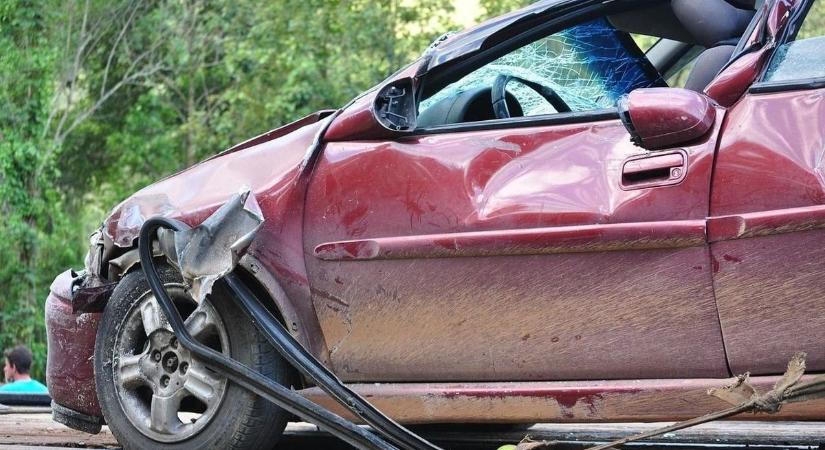 Szalagkorlátnak csapódott egy autó a 8-as főúton Székesfehérvárnál