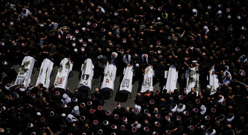 Eltemették a szombati libanoni rakéta tizenegy gyermekáldozatát