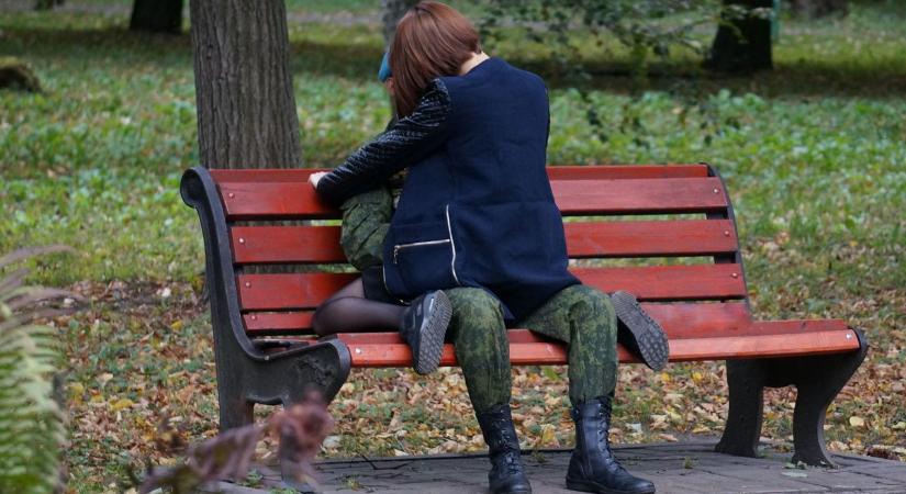 „A kishölgy a férfi ölében ült a parkban” - nyilvánosan szexelt egy pár Rákospalotán