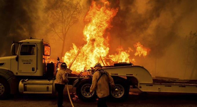 Több ezer embert evakuáltak Kaliforniában a pusztító tűzvész miatt