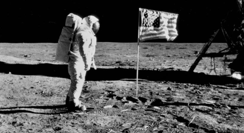 Mi lehet a Holdon hagyott zászlókkal?