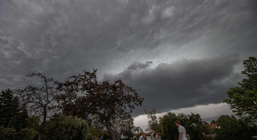 Tényleg lecsapott a vihar, Körmendet már elöntötte a víz - brutális videón a felhőszakadás