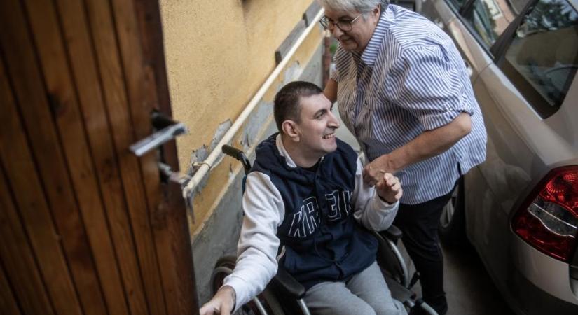 Elegük lett a szülőknek, hogy az Orbán-kormány nem biztosít megfelelő ellátást, maguk építtetnek otthont a fogyatékkal élő gyerekeiknek