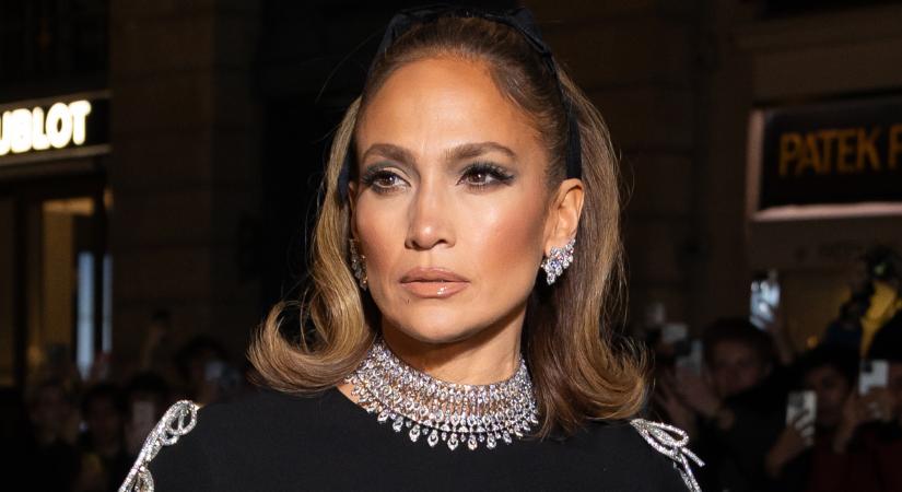 Jennifer Lopez szinte mindig ezt a nőies sminket viseli: te is könnyedén elkészítheted