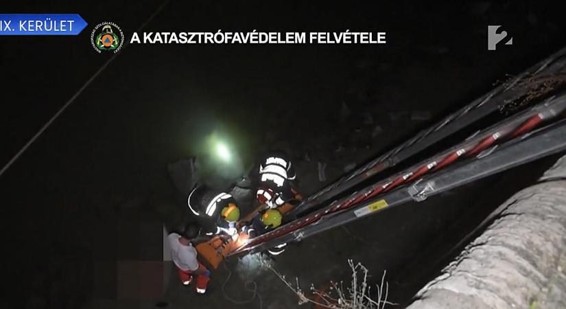 10 métert zuhant a rakpartról egy lány Budapesten, drámai videó készült a mentésről