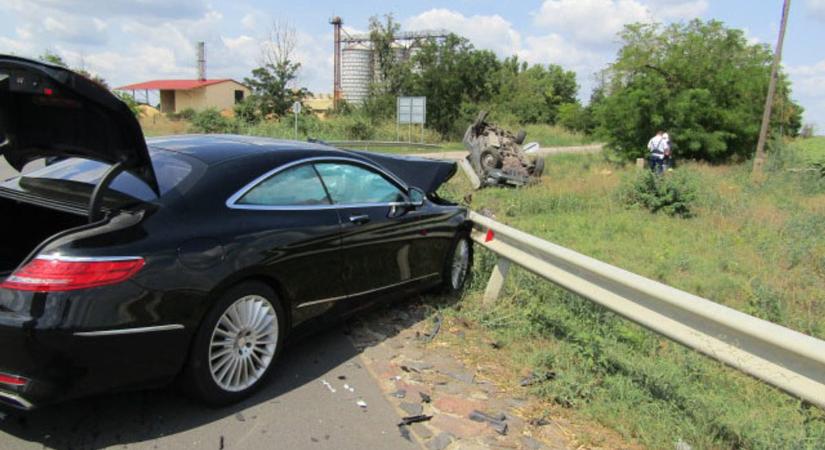 Karambol Mezőhéknél: az egyik autó a tetejére borult
