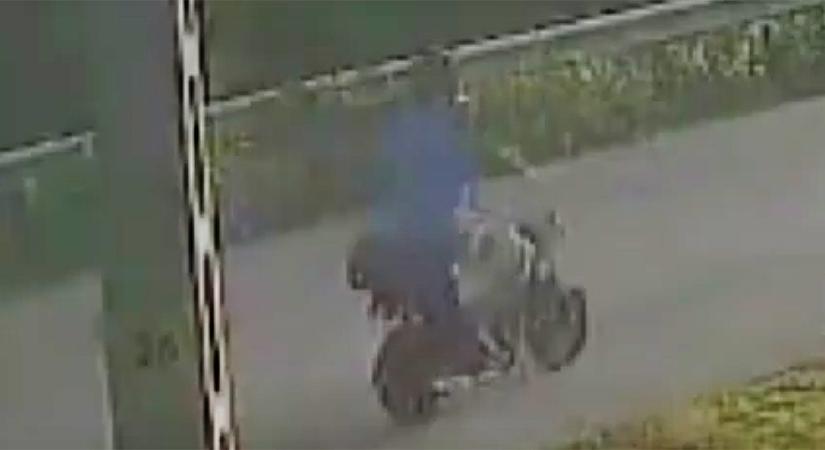 Letörte a sormpót egy kerékpáros Böszörményben, keresik a rendőrök