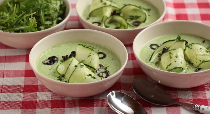 Készítsd el a nyár egyik legfinomabb levesét: zöld gazpacho olívabogyóval és uborkával