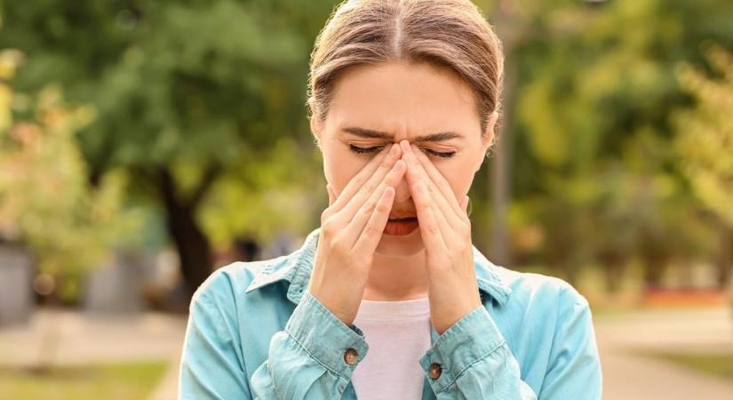 Már csak ez hiányzott: a parlagfű pollenjét már érezhetik az allergiások