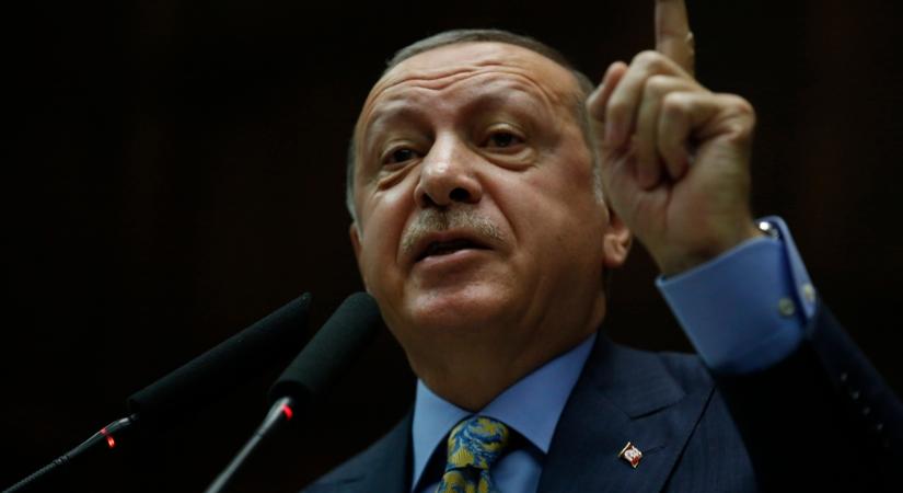 Erdogan felpofozta a kisfiút, amiért nem csókolt kezet – VIDEÓ
