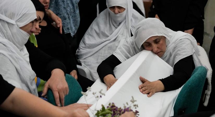 Eltemették a Libanonból kilőtt rakéta tizenegy gyermek áldozatát