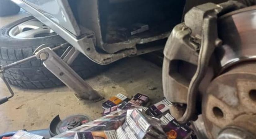 Nagy mennyiségű cigarettát rejtett el kocsijában Kárpátalján (Video)